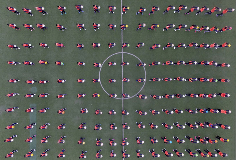4月10日,呼和浩特市新城区山水小学的学生们在表演足球操。