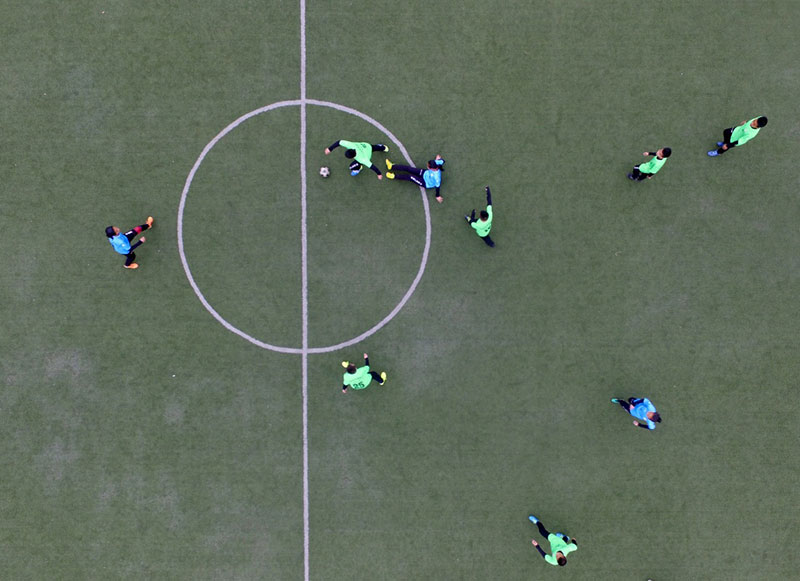 4月10日,呼和浩特市新城区山水小学男女足球队的队员在进行足球比赛。