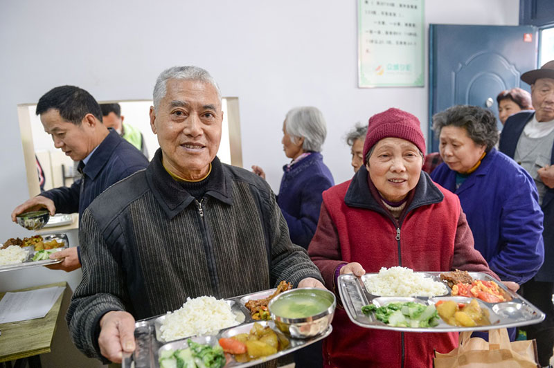 4月10日，合肥市包河社区居民在社区食堂准备就餐。