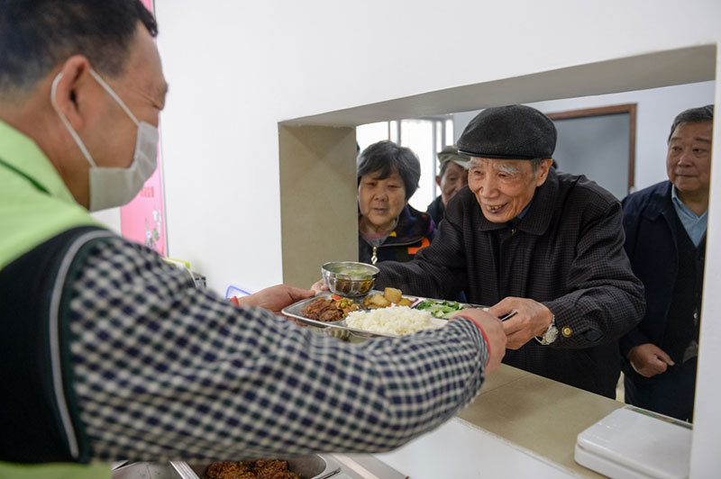 4月10日，合肥市包河社区居民在社区食堂取餐。