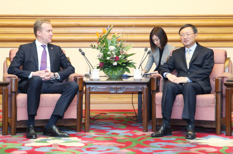 4月10日,国务委员杨洁篪在北京中南海会见挪威外交大臣布伦德。
