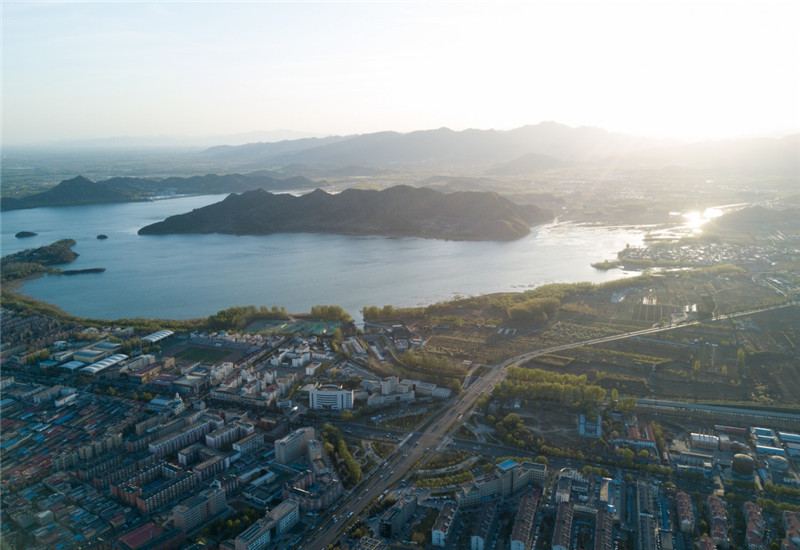 这是4月11日拍摄的怀柔水库和水库附近的北大街环岛。