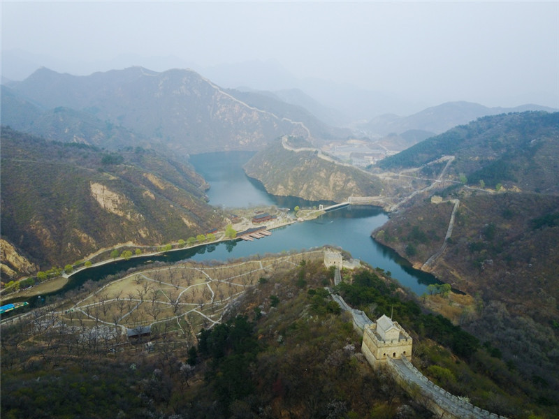 这是4月10日从空中俯瞰怀柔黄花城水长城。