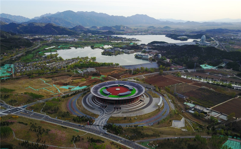 这是4月11日拍摄的怀柔雁栖湖和雁栖湖国际会展中心。