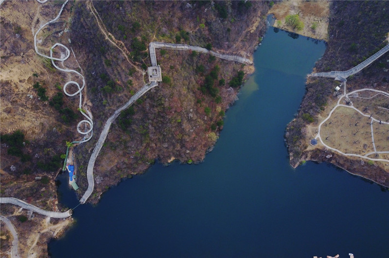 这是4月10日从空中俯瞰怀柔黄花城水长城。