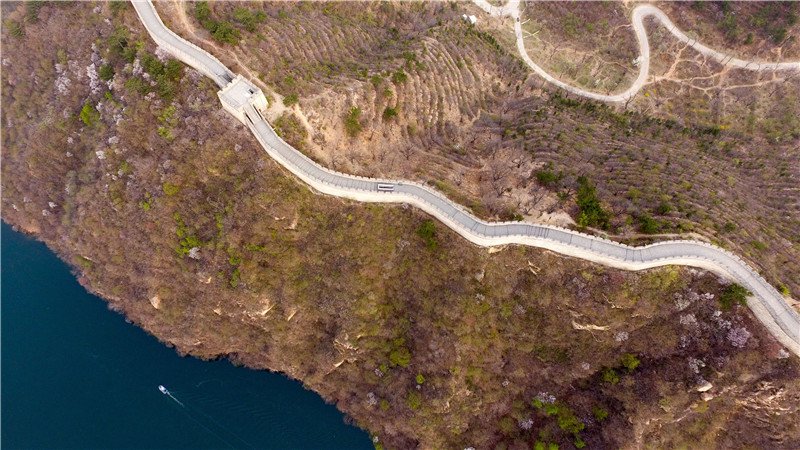 这是4月10日,一艘游船从怀柔黄花城水长城下驶过。