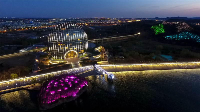 这是4月11日拍摄的怀柔雁栖湖畔夜色。