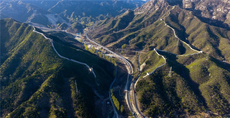 这是4月11日拍摄的怀柔河防口长城。