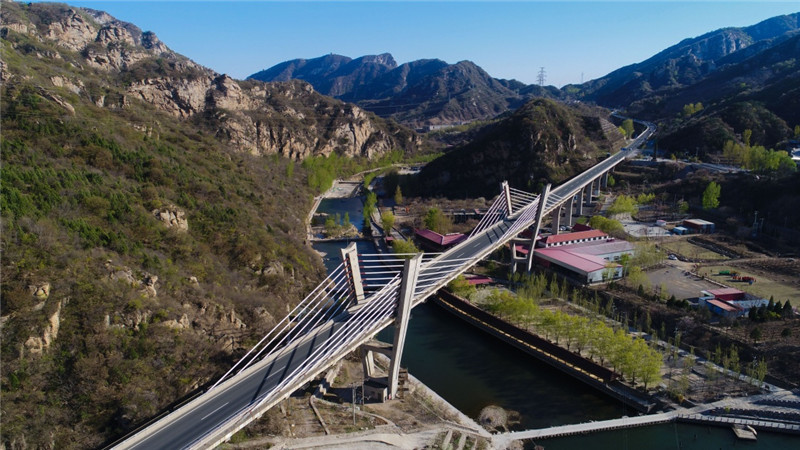 这是4月11日拍摄的怀柔111国道峪道河大桥。