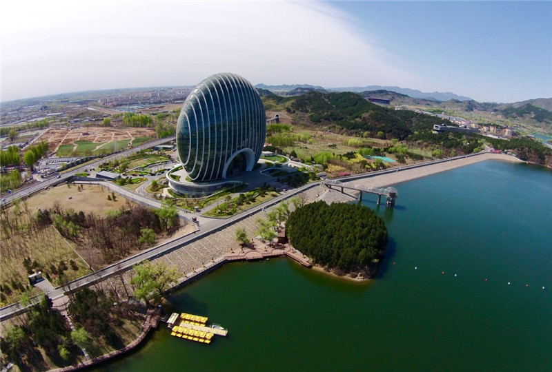 这是4月11日拍摄的怀柔雁栖湖畔日出东方凯宾斯基酒店。