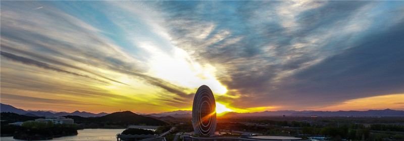 这是4月11日拍摄的怀柔雁栖湖畔的朝霞。