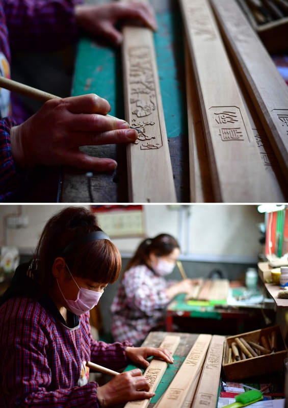 4月12日,在河南省西平县,铸剑师傅在雕刻剑鞘上的图案(拼版照片)。