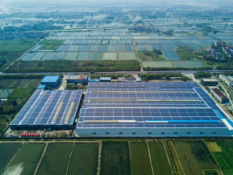 位于浙江省德清县的远大钢构屋顶光伏发电项目（4月13日摄）。该屋顶光伏发电项目于4月初刚刚并网发电，光伏面板近3万块，面积达到7万平方米，装机容量6.9兆瓦，可实现年发电量700万度。