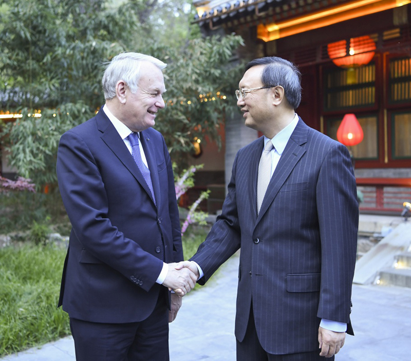 4月13日，中国国务委员杨洁篪在北京钓鱼台国宾馆会见法国外长艾罗。