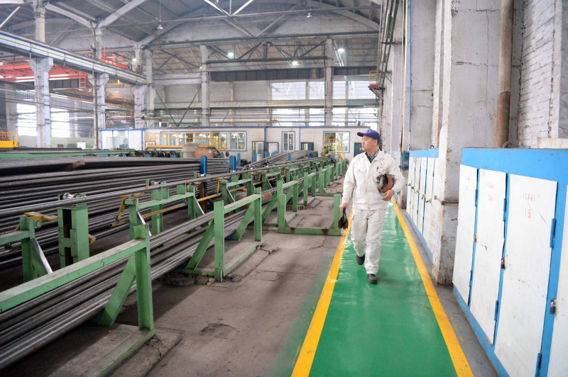 4月18日，哈电集团锅炉公司工人齐赞在工作中。