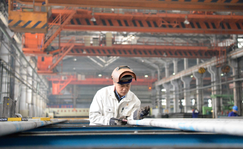 4月18日，哈电集团锅炉公司工人齐赞在工作中。