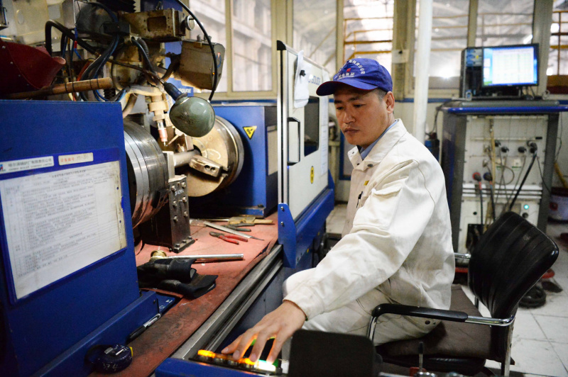 4月18日，哈电集团锅炉公司工人齐赞在工作中。