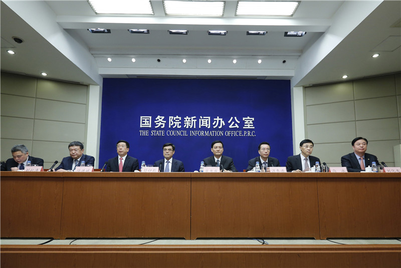 5月8日，国务院新闻办公室在北京举行新闻发布会，请国务院国有资产监督管理委员会主任肖亚庆（右四）和中国石油、国家电网、中国移动、国机集团、中国中车、中国交建负责人介绍中央企业参与“一带一路”共建情况，并答记者问。