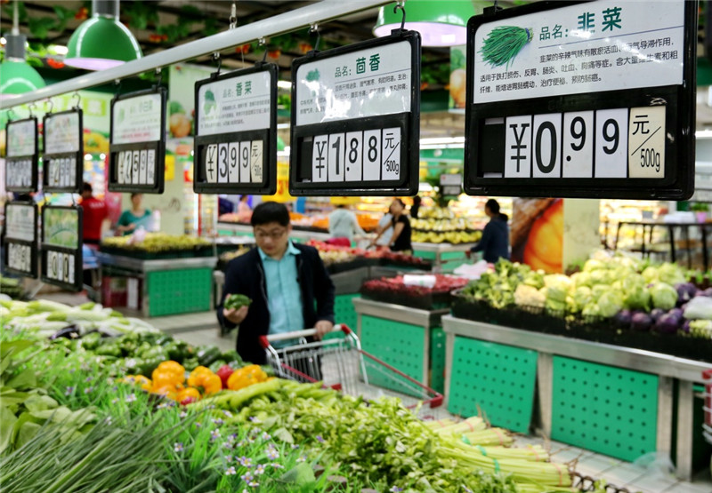 市民在河北省衡水市桃城区一超市选购蔬菜（5月8日摄）。