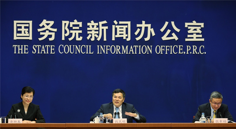 5月10日，国务院新闻办公室在北京举行新闻发布会，请商务部副部长钱克明（中）、商务部合作司副司长张幸福（右）介绍推进贸易畅通，深化“一带一路”经贸合作情况，并答记者问。