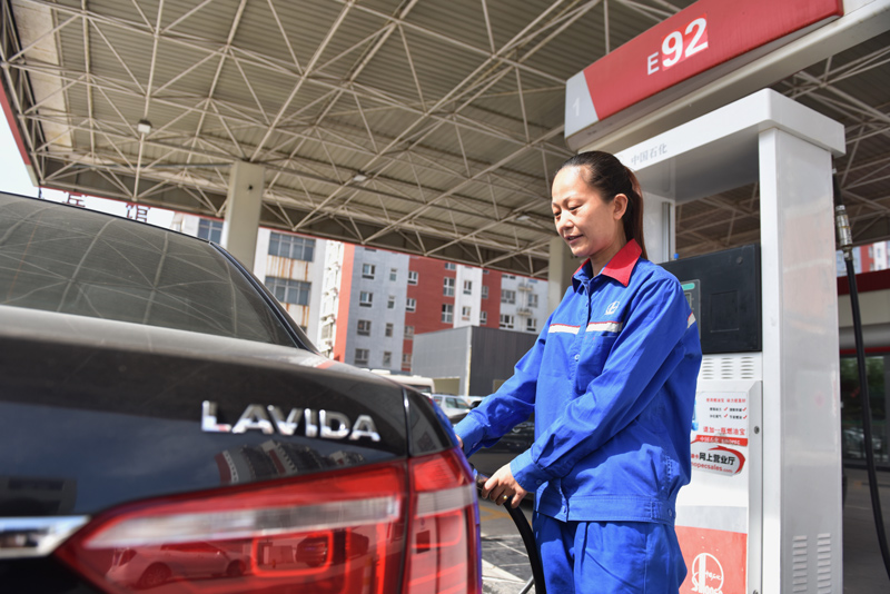 5月11日，河北定州一家加油站工作人员在为汽车加油。