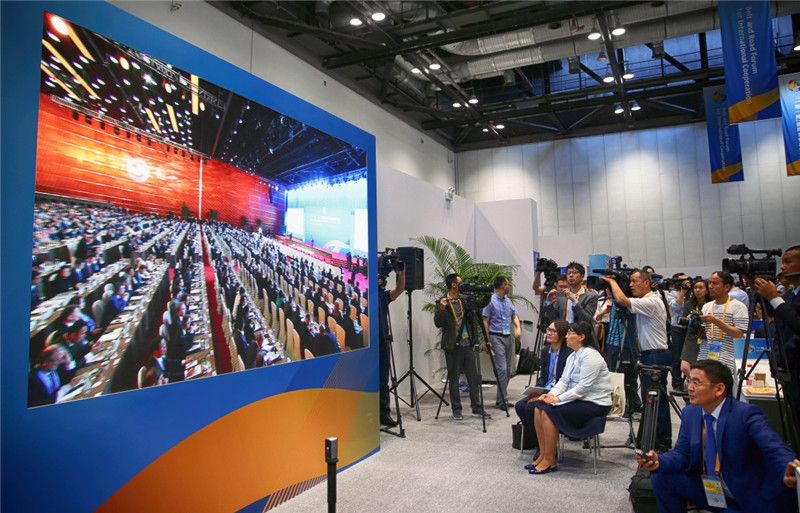 5月14日，“一带一路”国际合作高峰论坛开幕式在北京国家会议中心举行。这是媒体记者在新闻中心关注开幕式现场。