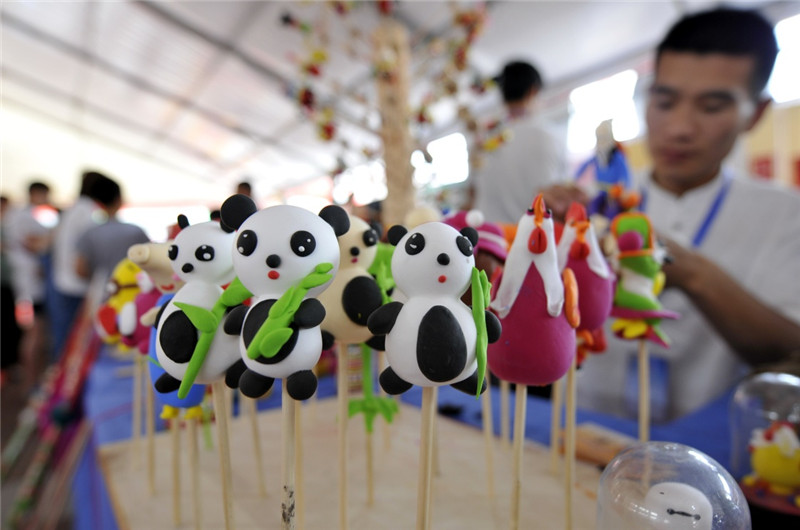 这是6月3日在博览会现场拍摄的面塑作品。