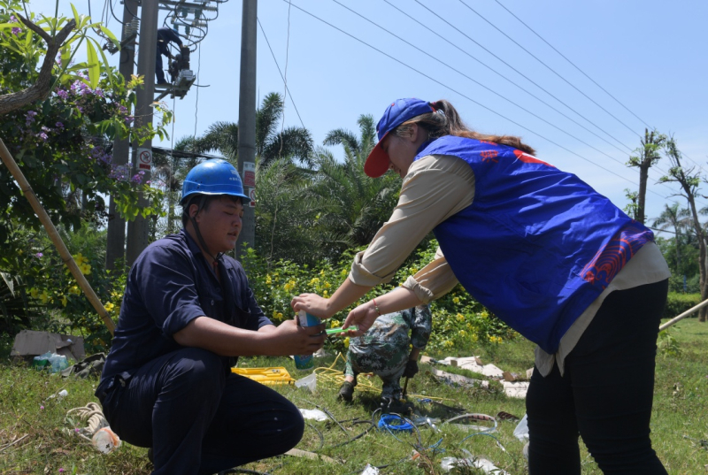 当日,海口志愿者为在炎炎烈日下工作的环卫工人、电力工作者送上消暑解渴的绿豆冰沙。近日,海口持续出现高温天气,共青团海口市委开展“文明城市·清凉行动”夏季关爱志愿服务活动,为酷暑下坚守在岗位上的劳动者送去清凉。
