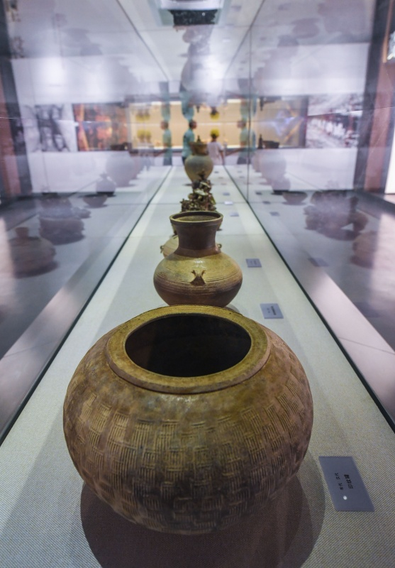 5月底,位于浙江省金华市雅畈镇汉灶村的“中国·婺州窑博物馆”正式对外开放。该博物馆占地面积2700平方米,博物馆陈列分为古代婺州窑瓷器的“探寻古迹”、婺州窑烧制技艺、当代婺州窑作品“古今对话”及婺州窑非遗体验馆几大部分,集中展示了婺州窑的烧制技艺、发展传承历史、各个时代代表作品。