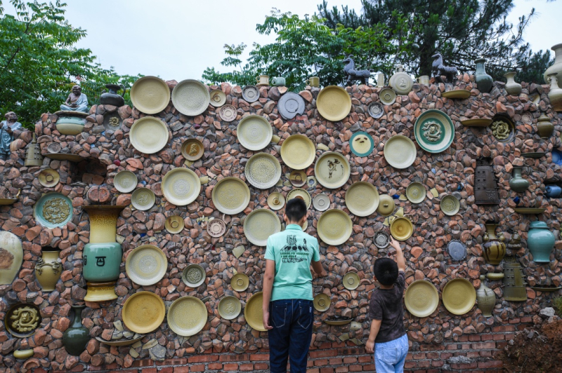 5月底,位于浙江省金华市雅畈镇汉灶村的“中国·婺州窑博物馆”正式对外开放。该博物馆占地面积2700平方米,博物馆陈列分为古代婺州窑瓷器的“探寻古迹”、婺州窑烧制技艺、当代婺州窑作品“古今对话”及婺州窑非遗体验馆几大部分,集中展示了婺州窑的烧制技艺、发展传承历史、各个时代代表作品。