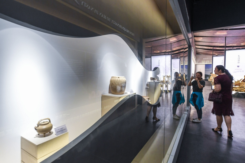 5月底,位于浙江省金华市雅畈镇汉灶村的“中国·婺州窑博物馆”正式对外开放。该博物馆占地面积2700平方米,博物馆陈列分为古代婺州窑瓷器的“探寻古迹”、婺州窑烧制技艺、当代婺州窑作品“古今对话”及婺州窑非遗体验馆几大部分,集中展示了婺州窑的烧制技艺、发展传承历史、各个时代代表作品。