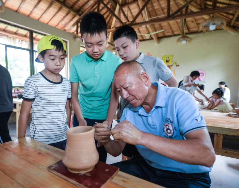 5月底,位于浙江省金华市雅畈镇汉灶村的“中国·婺州窑博物馆”正式对外开放。该博物馆占地面积2700平方米,博物馆陈列分为古代婺州窑瓷器的“探寻古迹”、婺州窑烧制技艺、当代婺州窑作品“古今对话”及婺州窑非遗体验馆几大部分,集中展示了婺州窑的烧制技艺、发展传承历史、各个时代代表作品。