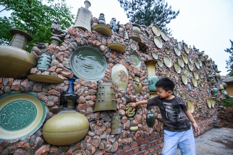 5月底,位于浙江省金华市雅畈镇汉灶村的“中国·婺州窑博物馆”正式对外开放。该博物馆占地面积2700平方米,博物馆陈列分为古代婺州窑瓷器的“探寻古迹”、婺州窑烧制技艺、当代婺州窑作品“古今对话”及婺州窑非遗体验馆几大部分,集中展示了婺州窑的烧制技艺、发展传承历史、各个时代代表作品。