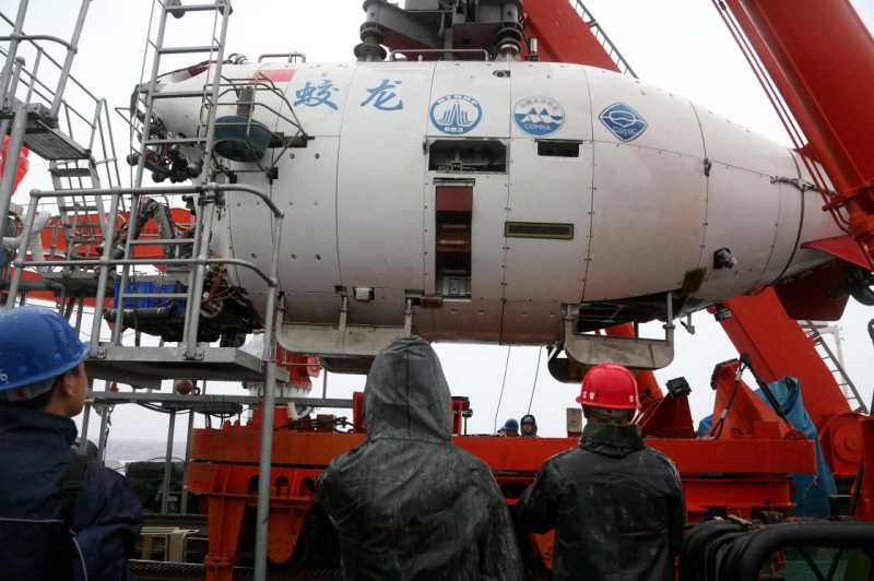 当地时间6月4日8时43分(北京时间4日7时43分),“蛟龙”号载人潜水器载着3名潜航人员在风雨中离开“向阳红09”科学考察船,进入太平洋洋面。11分钟后,在科考队员注视的目光下,“蛟龙”号向着雅浦海沟深处潜去。