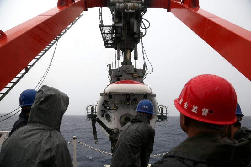 当地时间6月4日8时43分(北京时间4日7时43分),“蛟龙”号载人潜水器载着3名潜航人员在风雨中离开“向阳红09”科学考察船,进入太平洋洋面。11分钟后,在科考队员注视的目光下,“蛟龙”号向着雅浦海沟深处潜去。