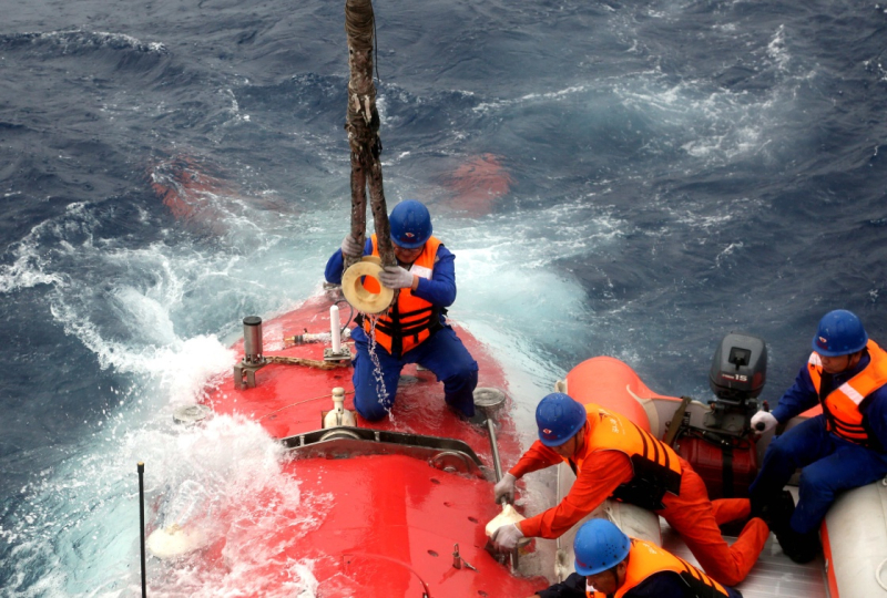当地时间6月4日8时43分(北京时间4日7时43分),“蛟龙”号载人潜水器载着3名潜航人员在风雨中离开“向阳红09”科学考察船,进入太平洋洋面。11分钟后,在科考队员注视的目光下,“蛟龙”号向着雅浦海沟深处潜去。