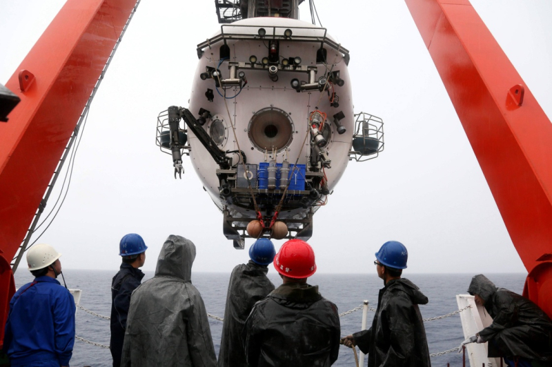 当地时间6月4日8时43分(北京时间4日7时43分),“蛟龙”号载人潜水器载着3名潜航人员在风雨中离开“向阳红09”科学考察船,进入太平洋洋面。11分钟后,在科考队员注视的目光下,“蛟龙”号向着雅浦海沟深处潜去。