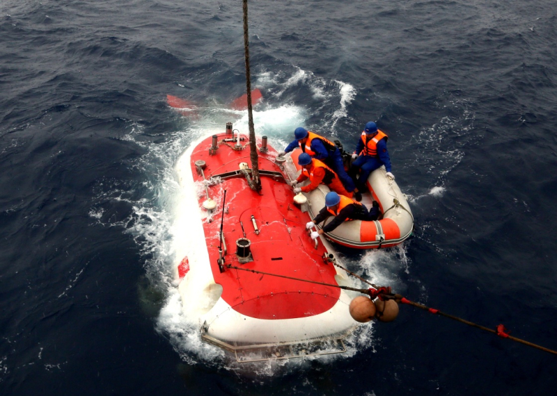当地时间6月4日8时43分(北京时间4日7时43分),“蛟龙”号载人潜水器载着3名潜航人员在风雨中离开“向阳红09”科学考察船,进入太平洋洋面。11分钟后,在科考队员注视的目光下,“蛟龙”号向着雅浦海沟深处潜去。