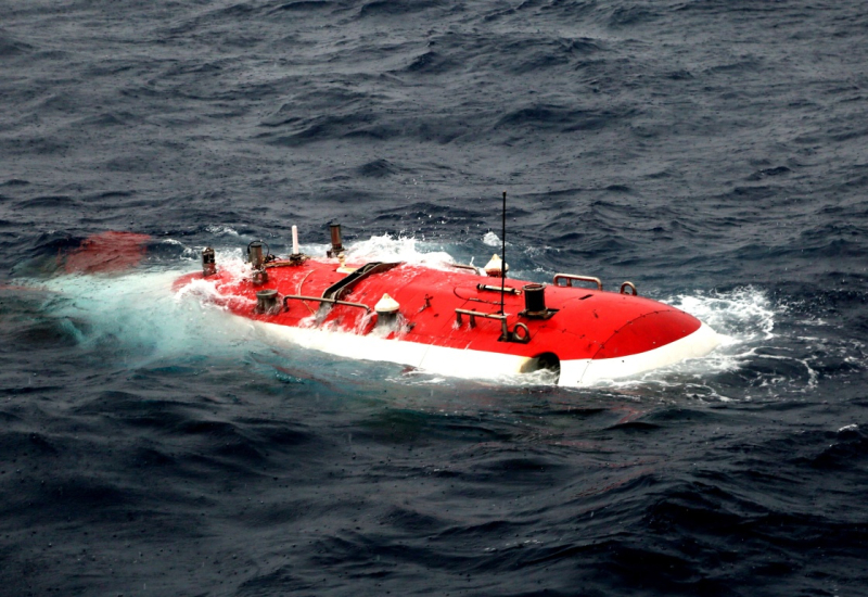 当地时间6月4日8时43分(北京时间4日7时43分),“蛟龙”号载人潜水器载着3名潜航人员在风雨中离开“向阳红09”科学考察船,进入太平洋洋面。11分钟后,在科考队员注视的目光下,“蛟龙”号向着雅浦海沟深处潜去。