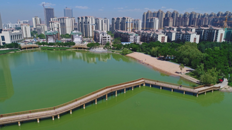 宁夏银川市素有“塞上湖城”的美誉，为重现“塞上湖城”的生态景观，银川市近年来不断加大湿地湖泊的保护与恢复力度，建设宜居城市环境。