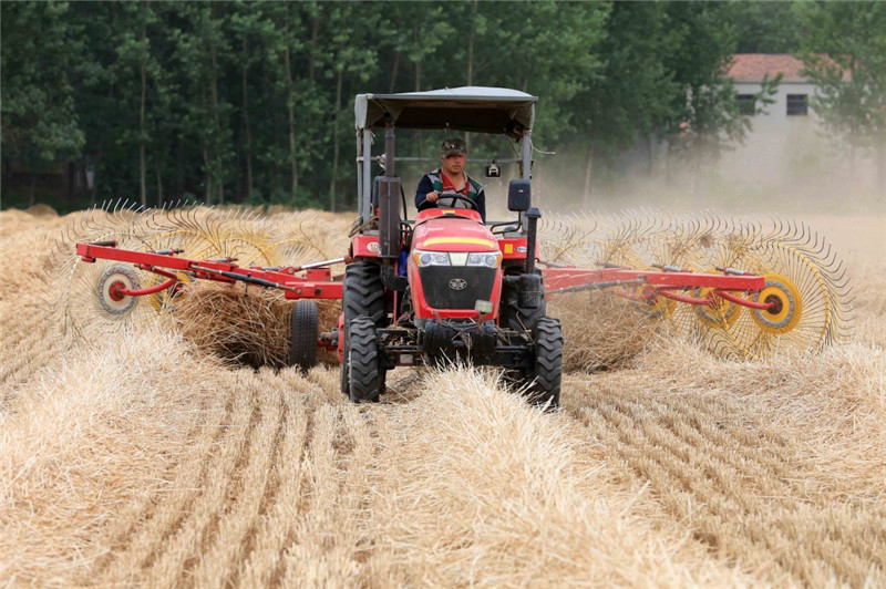 6月4日,秸秆回收机械在安徽省淮北市濉溪县百善镇苇菠村进行小麦秸秆回收作业。
