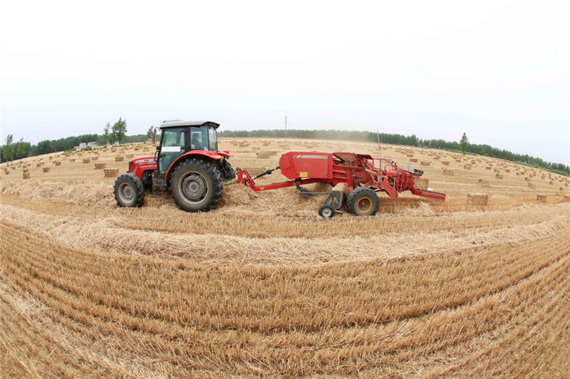 6月4日,秸秆回收机械在安徽省淮北市濉溪县百善镇苇菠村进行小麦秸秆回收作业。