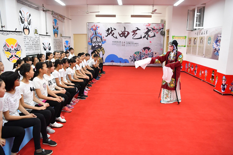 去年以来，河北省枣强县推进戏曲进校园活动，通过开设戏曲课、建立戏曲兴趣小组、组织戏曲演出等形式，让在校学生感受戏曲魅力。