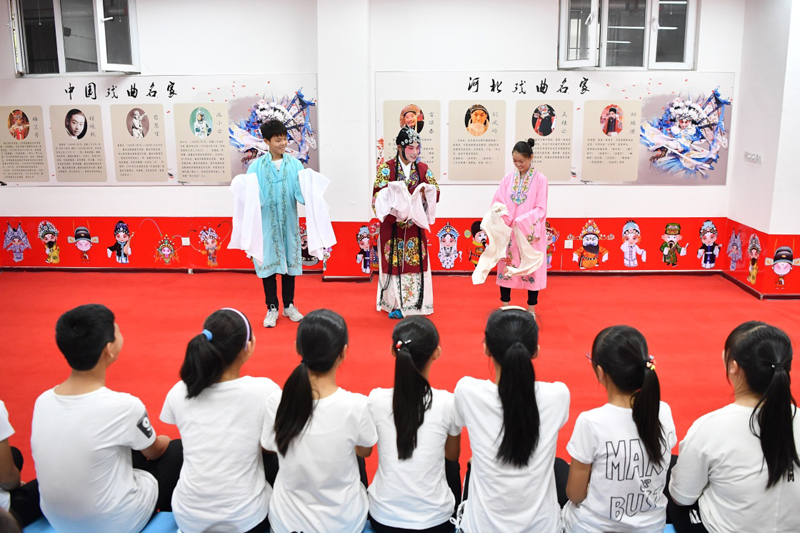 去年以来，河北省枣强县推进戏曲进校园活动，通过开设戏曲课、建立戏曲兴趣小组、组织戏曲演出等形式，让在校学生感受戏曲魅力。