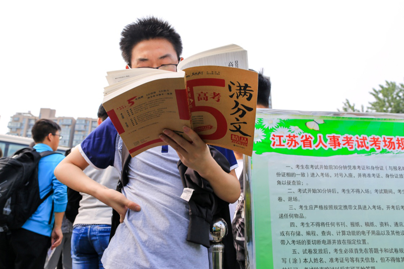 6月7日，2017年高考拉开帷幕，全国高考报名考生共940万人。