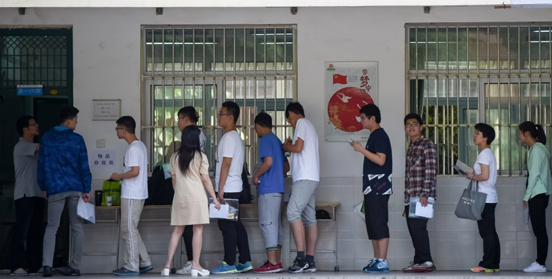 6月7日，2017年高考拉开帷幕，全国高考报名考生共940万人。