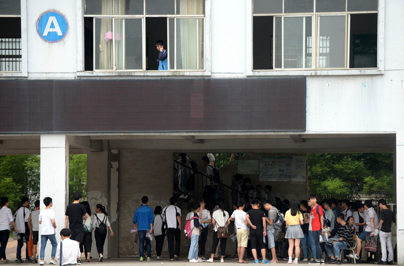 6月7日，2017年高考拉开帷幕，全国高考报名考生共940万人。