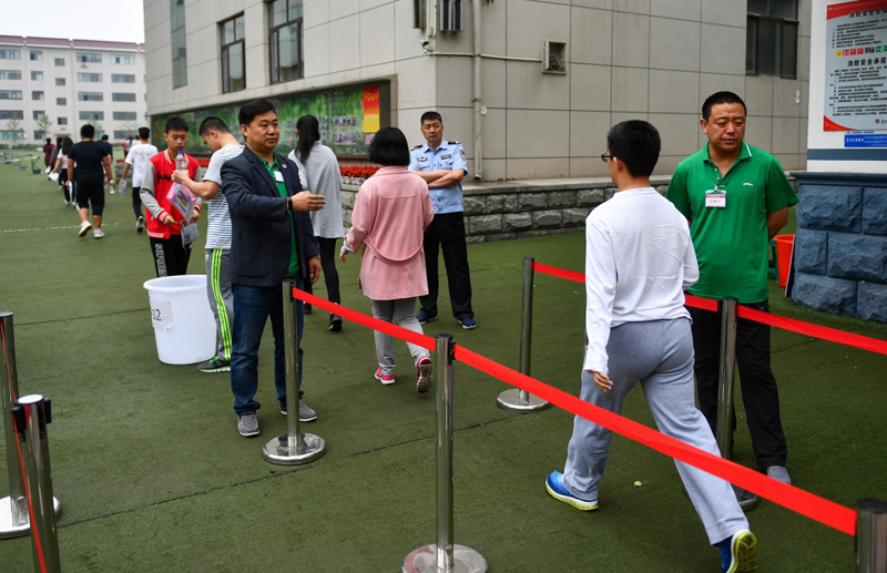 6月7日，2017年高考拉开帷幕，全国高考报名考生共940万人。