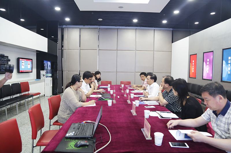 图为:座谈会现场 图为:座谈会现场