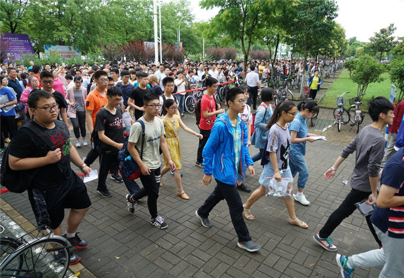 6月11日，在南京东南大学，参加该校2017年自主招生学科基础测试、综合评价学科能力测试的考生进入考场。